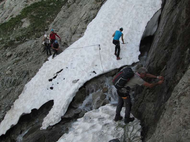 IMG_4279_Attraversamento_del_ruscello_Luca_sistema_la_corda_di_sicurezza.JPG