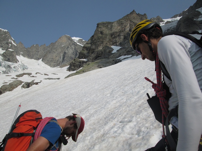 IMG_4285_Luca_e_Pietro_che_preparano_la_corda_per_camminare_sul_ghiacciaio.JPG