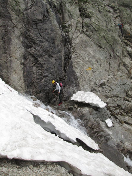 IMG 4329 Luca che attraversa il ruscello che era precedentemente coperto di neve