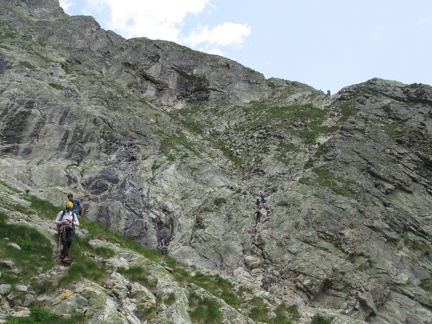 IMG 4331 Mimetizzate si vedono persone che scendono sul canalino di roccia