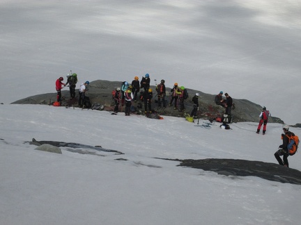 IMG 4475 Gruppo che aspetta che tutti siano stati calati dalla cima dell  Albaron